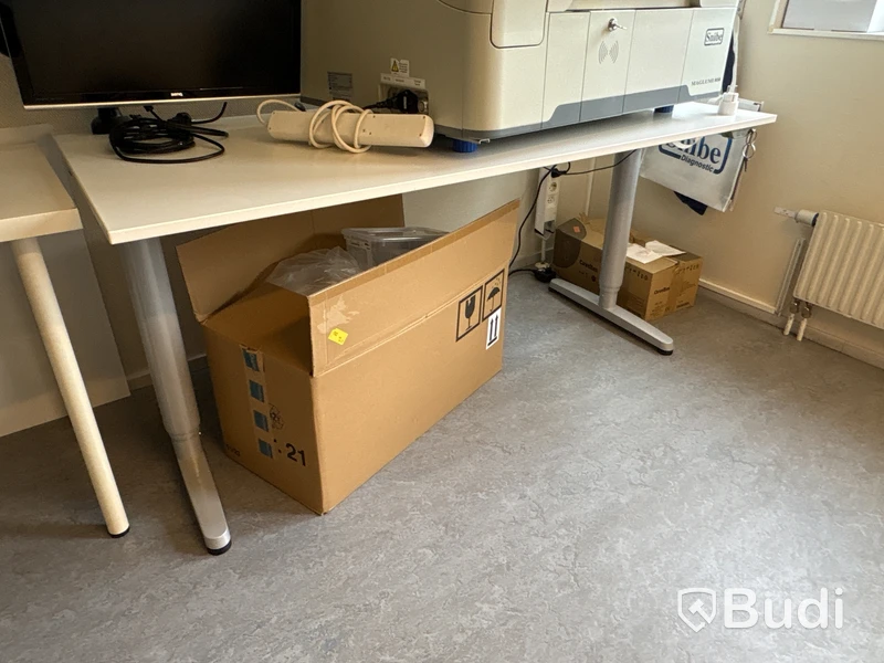 Kontorsmöbler, skrivbord, stolar och förvaring