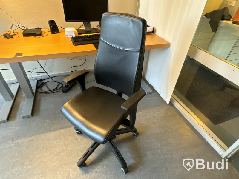 Kontorsmöbler, skrivbord, stolar och förvaring