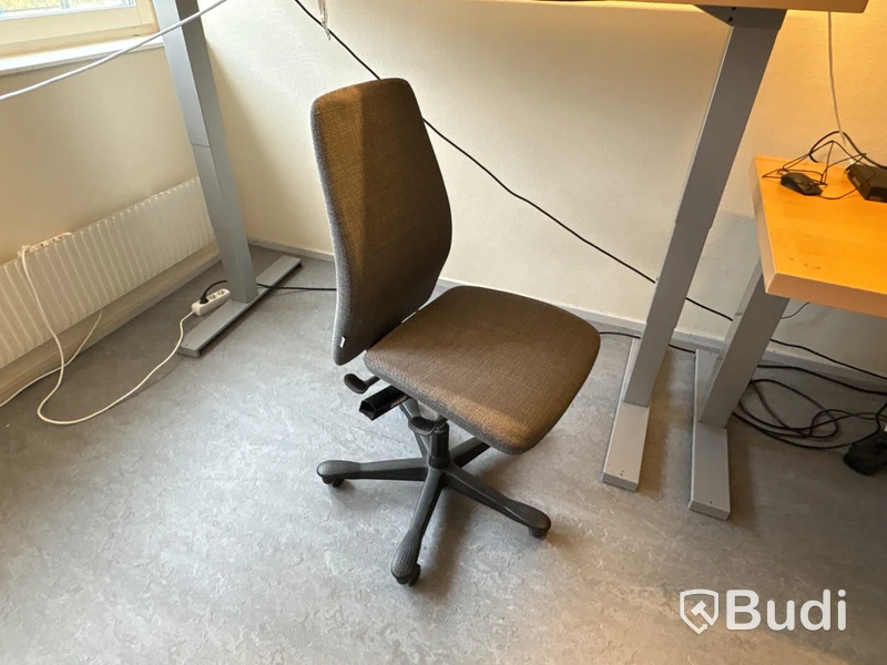 Kontorsmöbler, skrivbord, stolar och förvaring