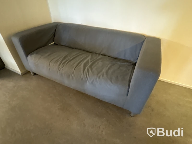 Matbord, sex stolar, soffa, kaffemaskin, skåp