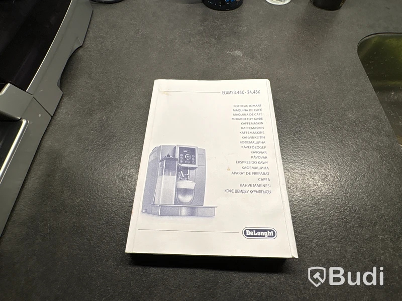 Matbord, sex stolar, soffa, kaffemaskin, skåp
