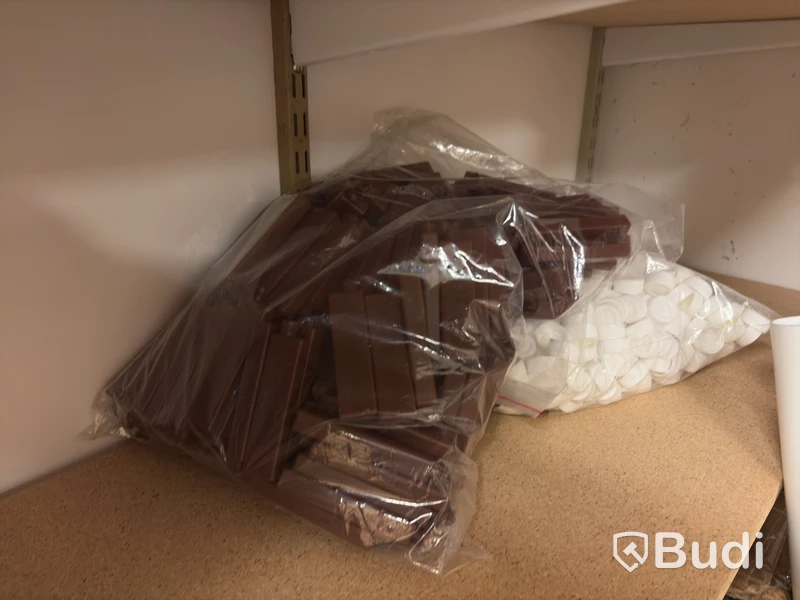 Stort parti plastflaskor och skruvkorkar
