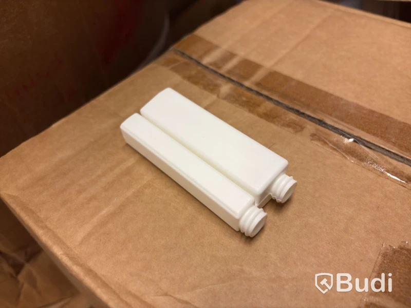 Stort parti plastflaskor och skruvkorkar