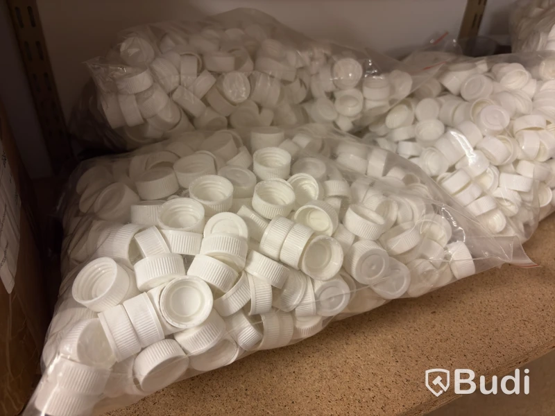 Stort parti plastflaskor och skruvkorkar