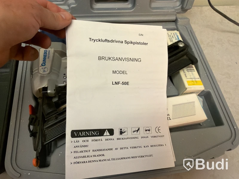 Två tryckluftsdrivna spikpistoler, ABAC och Gunnebo