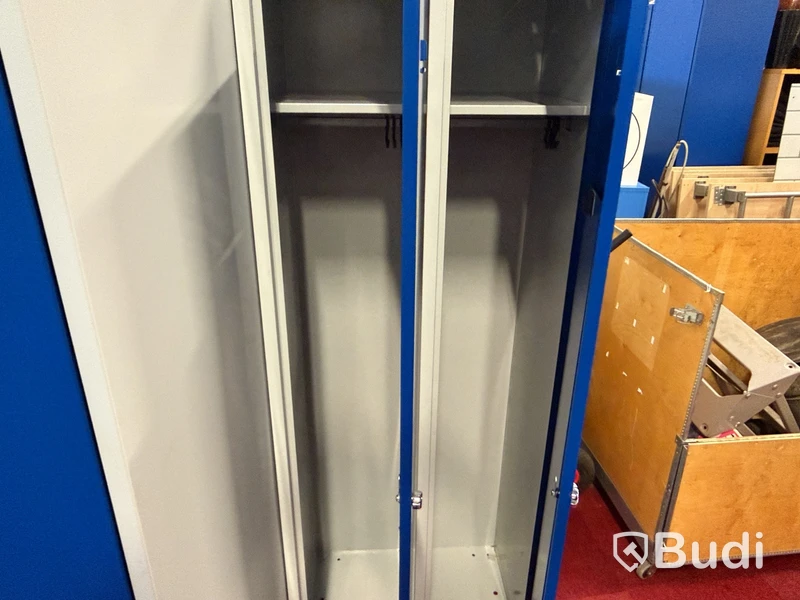 2 metal lockers, 4 doors