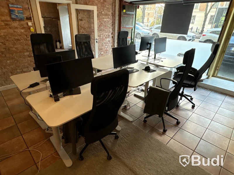 6 office workstations, 5 monitors