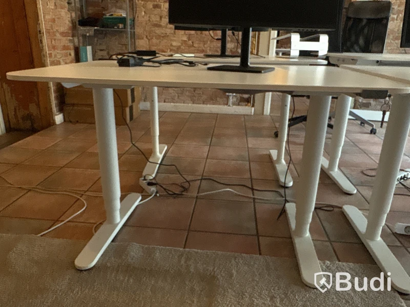 6 office workstations, 5 monitors