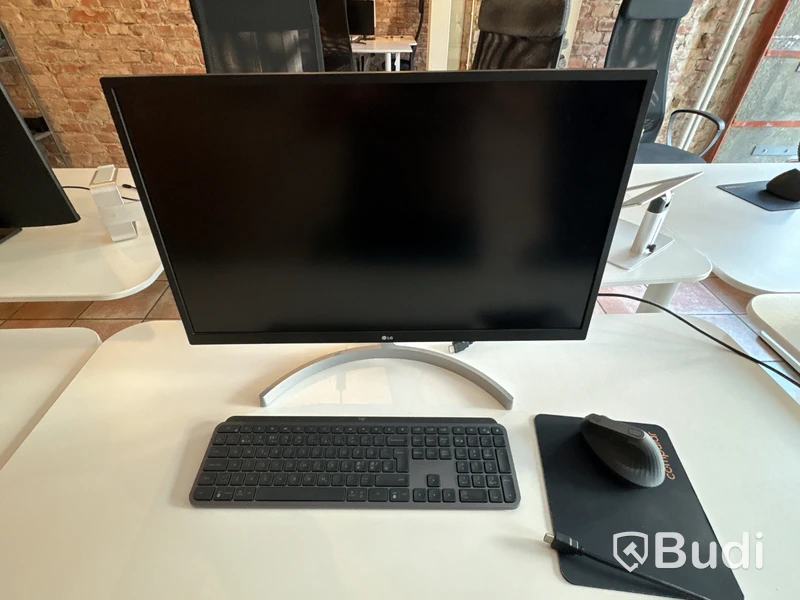 6 office workstations, 5 monitors