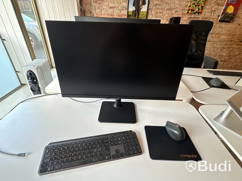 6 office workstations, 5 monitors