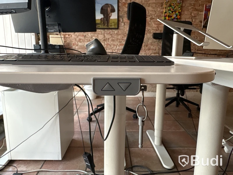 6 office workstations, 5 monitors