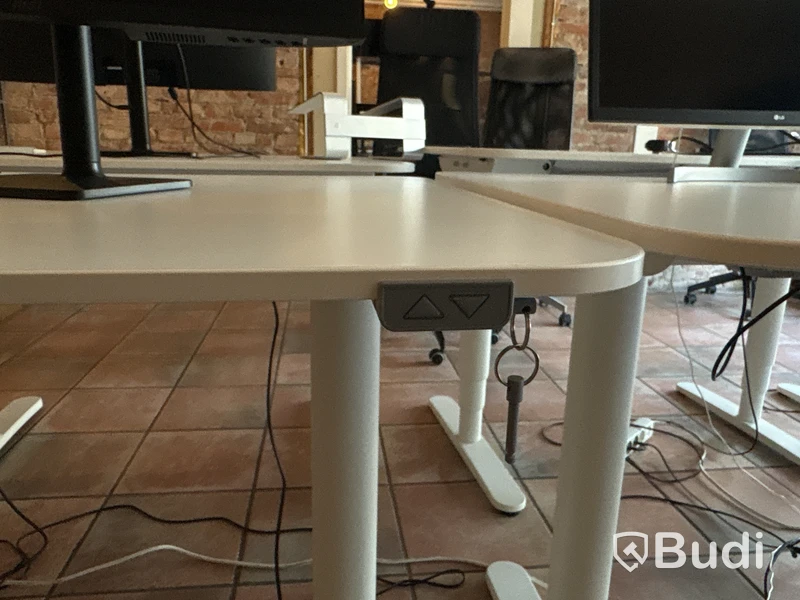 6 office workstations, 5 monitors