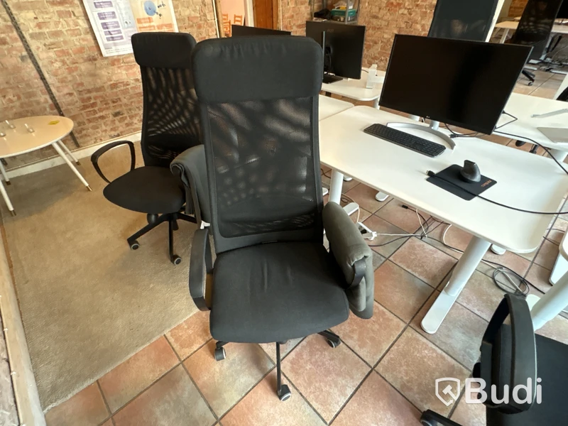 6 office workstations, 5 monitors