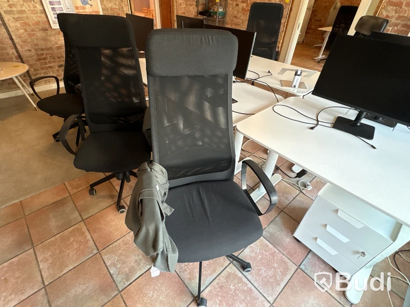 6 office workstations, 5 monitors