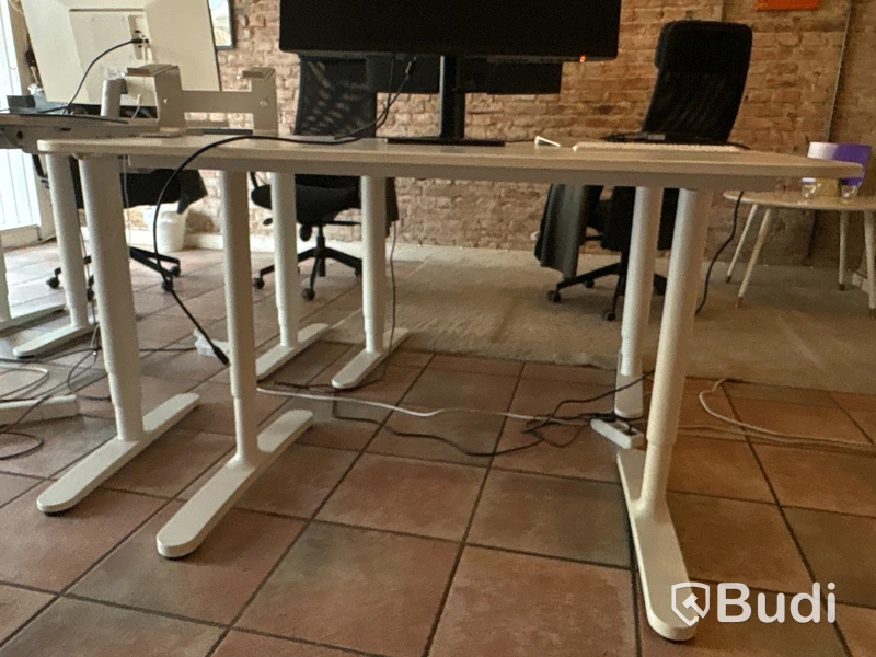 6 office workstations, 5 monitors