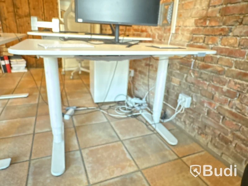 5 office workstations, 6 monitors