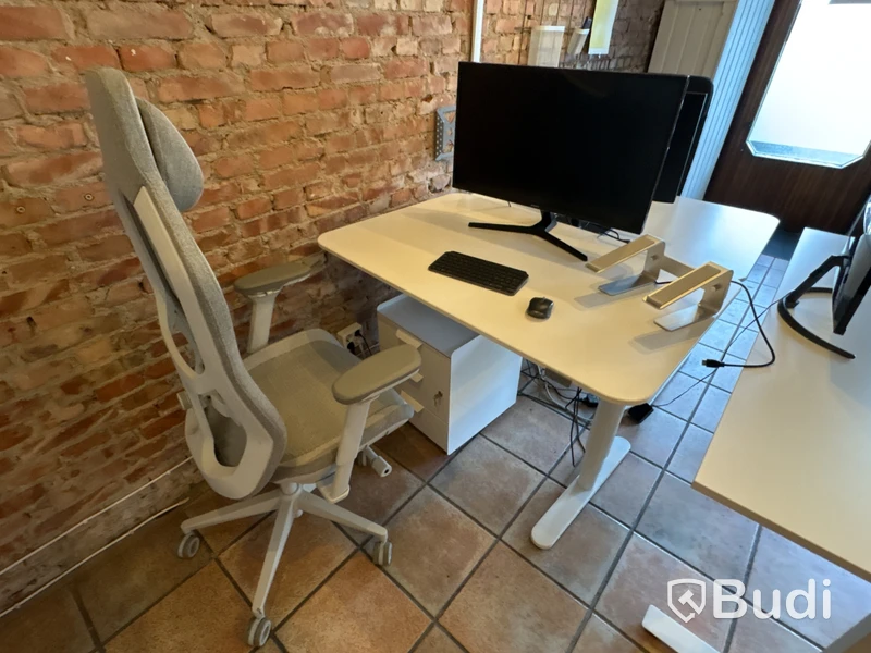 5 office workstations, 6 monitors