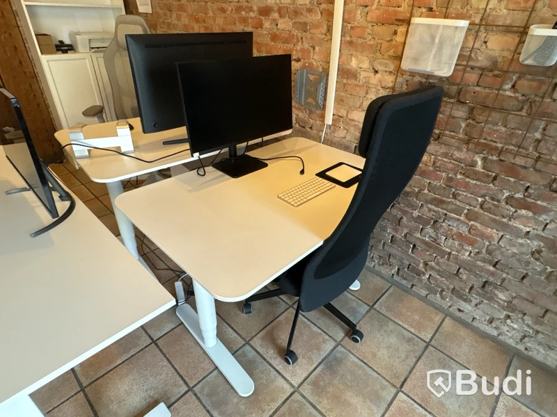 5 office workstations, 6 monitors