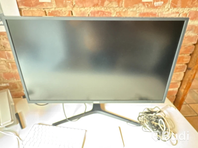 5 office workstations, 6 monitors