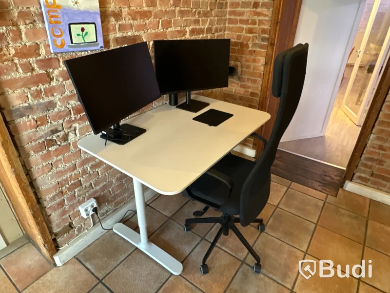 5 office workstations, 6 monitors