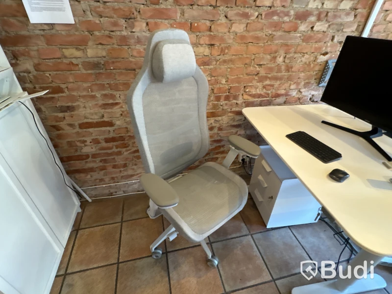 5 office workstations, 6 monitors