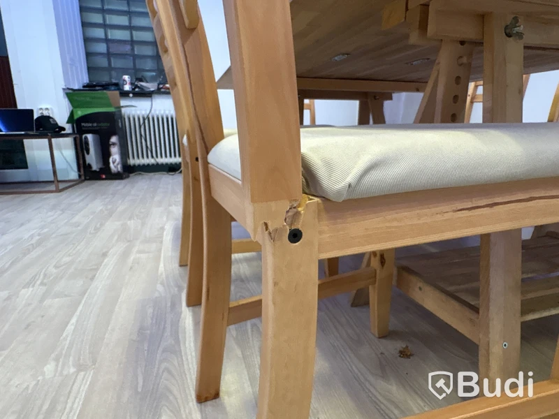 Möbelparti med bord, stolar och soffa
