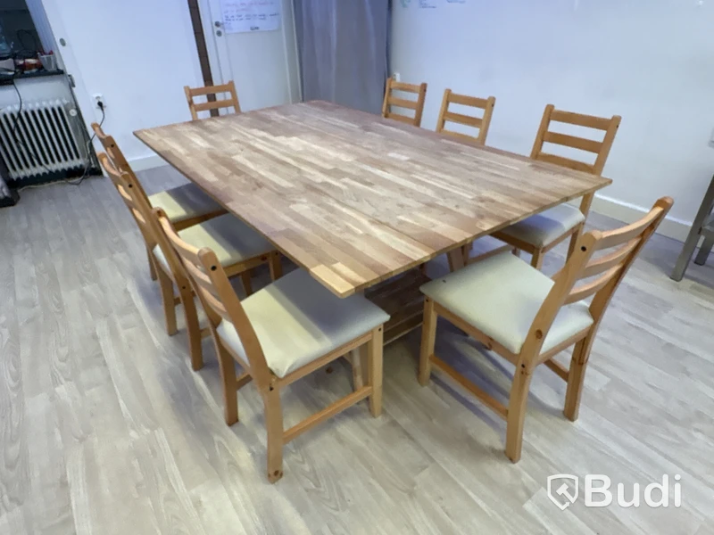 Möbelparti med bord, stolar och soffa