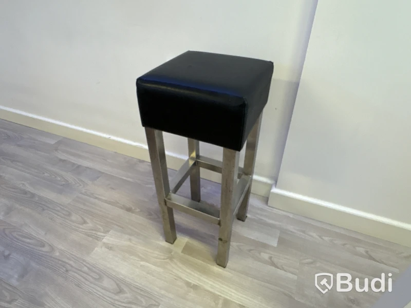 Möbelparti med bord, stolar och soffa