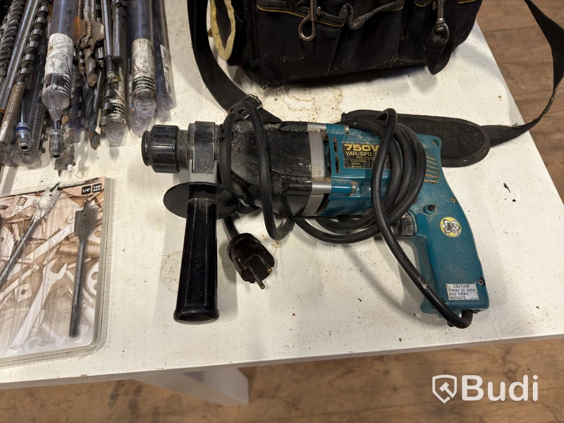 Verktygsparti med borrar och Makita borrmaskin