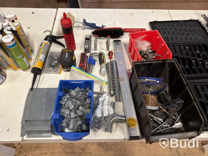 Verktygsparti med borrar och Makita borrmaskin