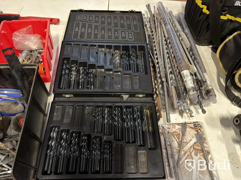 Verktygsparti med borrar och Makita borrmaskin