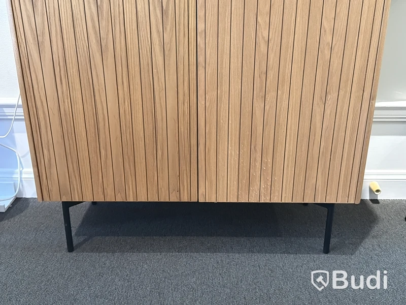 Storage cabinet with ribbed doors