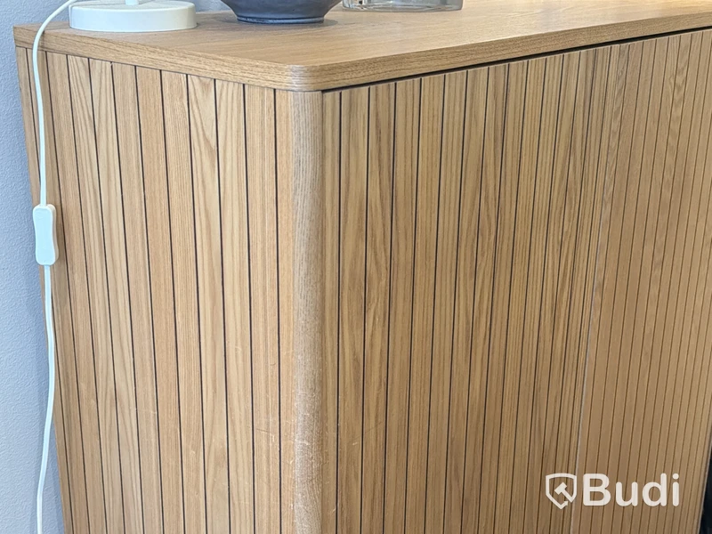 Storage cabinet with ribbed doors