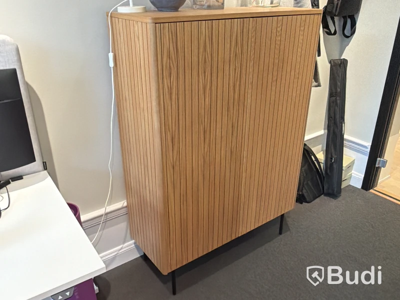 Storage cabinet with ribbed doors