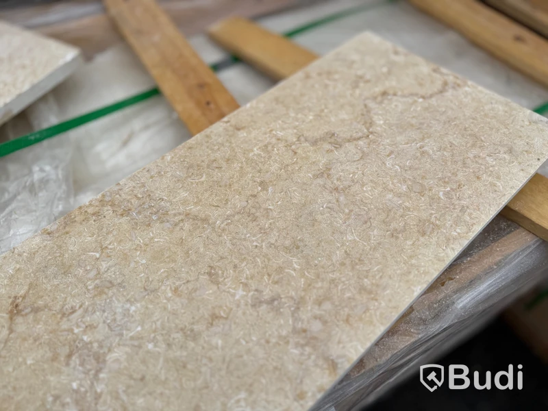 Kalkstensplattor, beige med fossilinslag