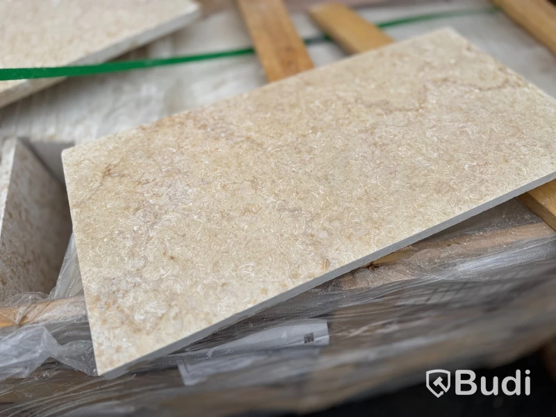 Kalkstensplattor, beige med fossilinslag