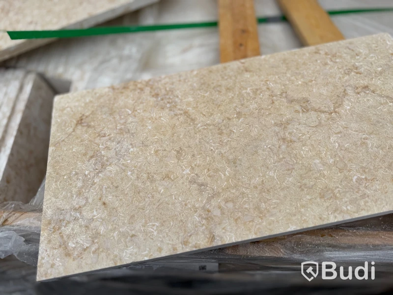 Kalkstensplattor, beige med fossilinslag