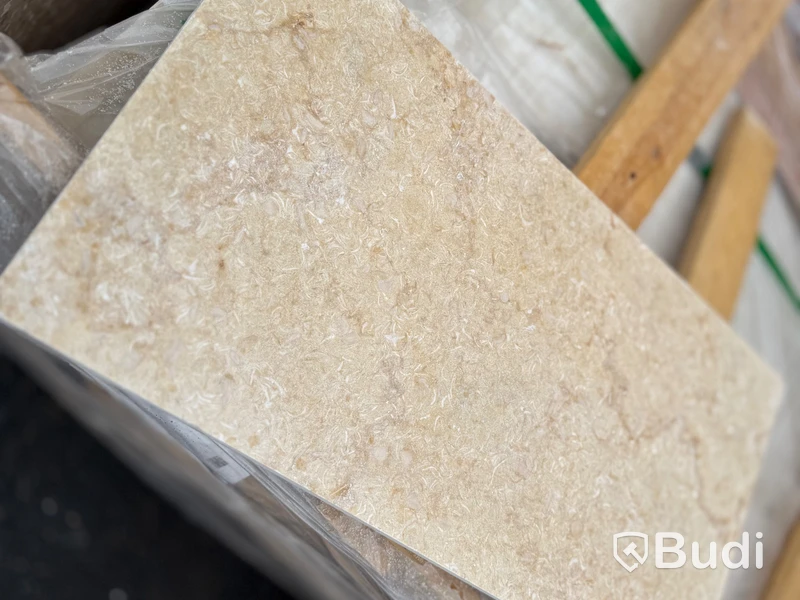 Kalkstensplattor, beige med fossilinslag