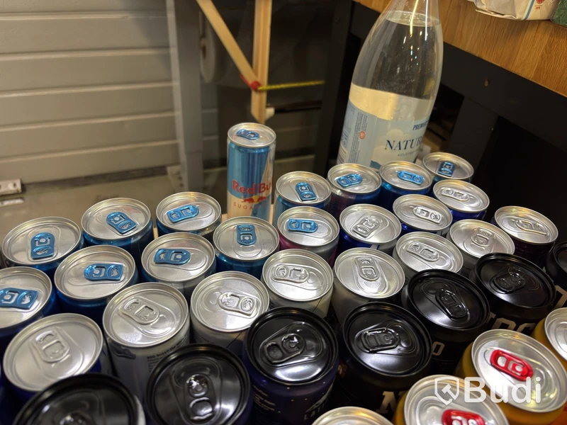 Parti med diverse städmaterial, dryck, mat, godis, m.m