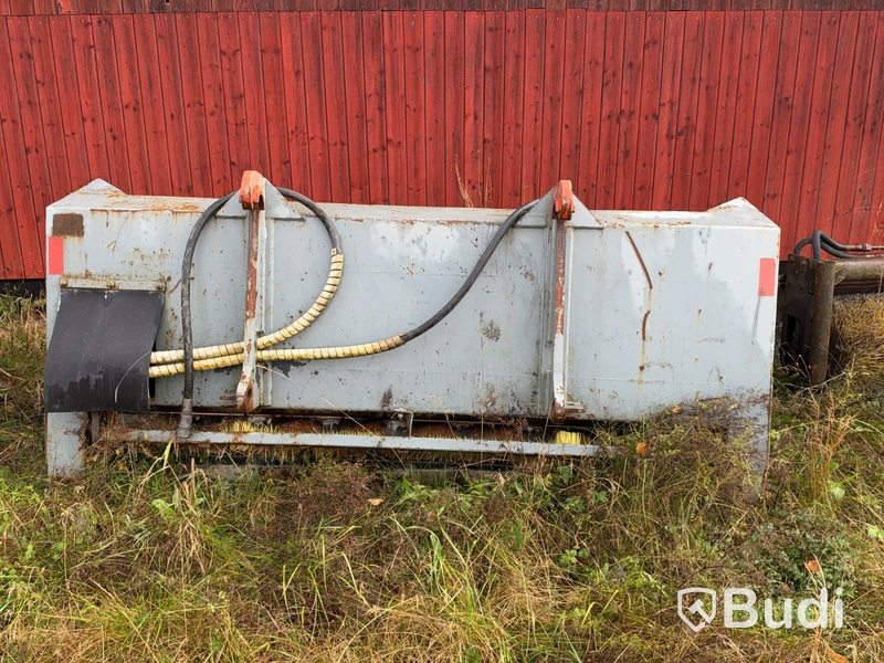 Hydraulically driven sand spreader bucket