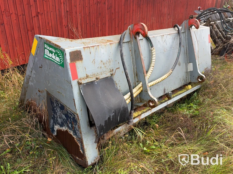 Hydraulically driven sand spreader bucket
