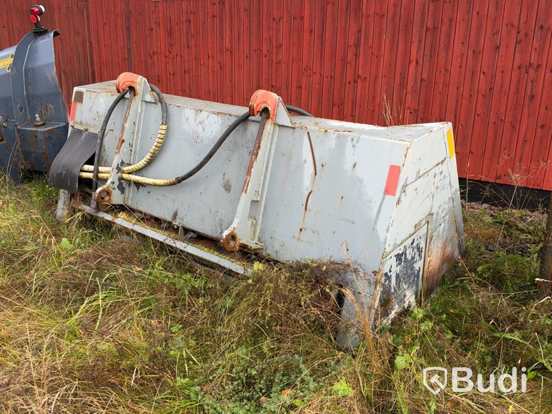 Hydraulically driven sand spreader bucket
