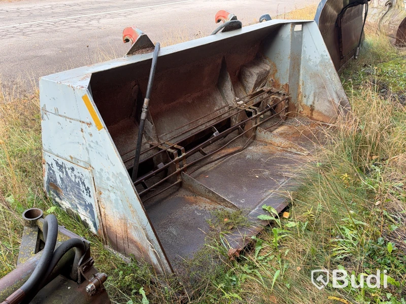 Hydraulically driven sand spreader bucket