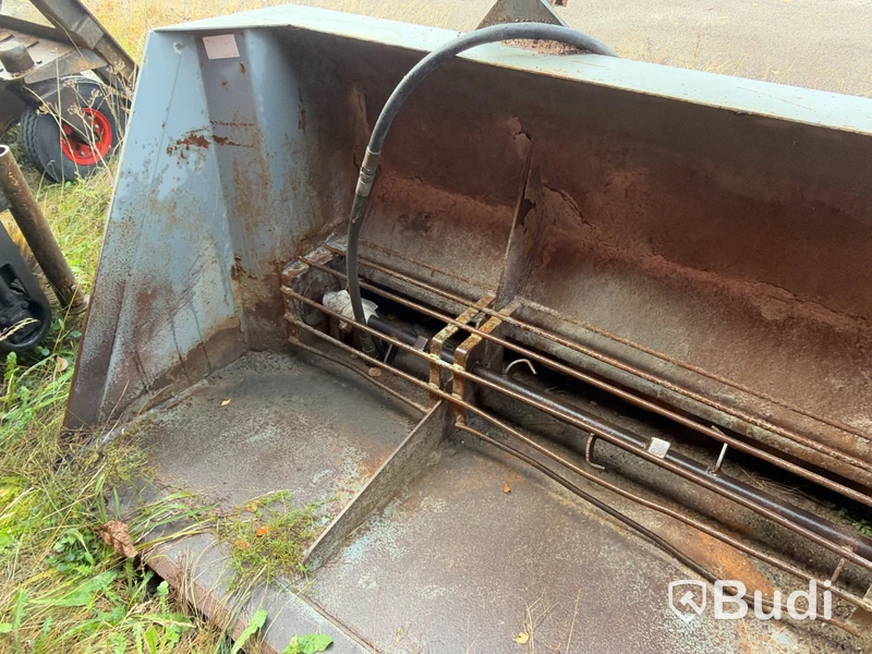 Hydraulically driven sand spreader bucket