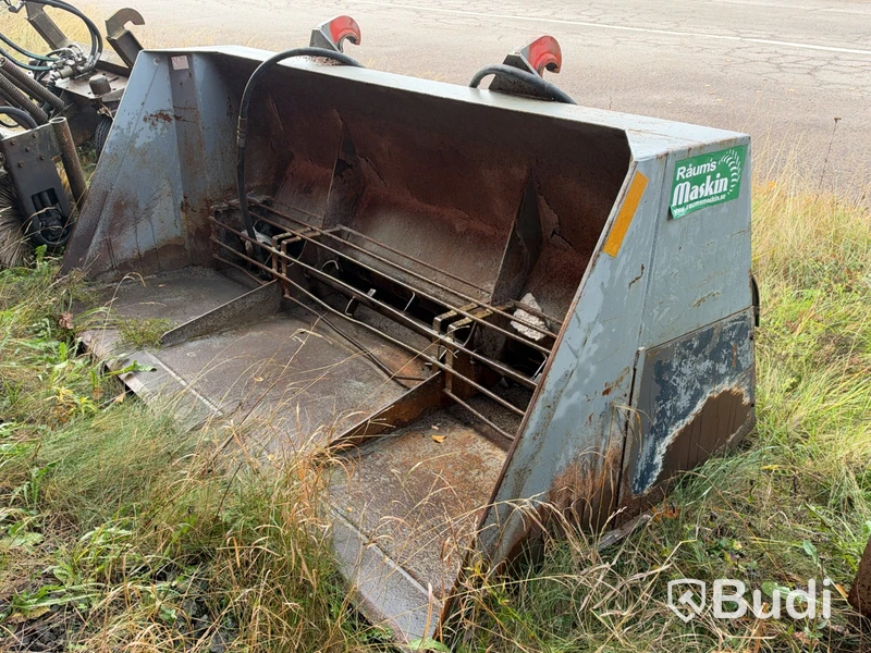 Hydraulically driven sand spreader bucket