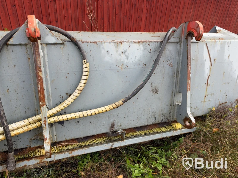 Hydraulically driven sand spreader bucket
