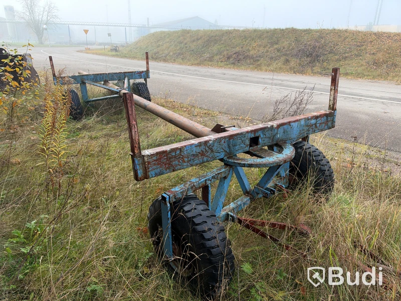 Adjustable materials trailer