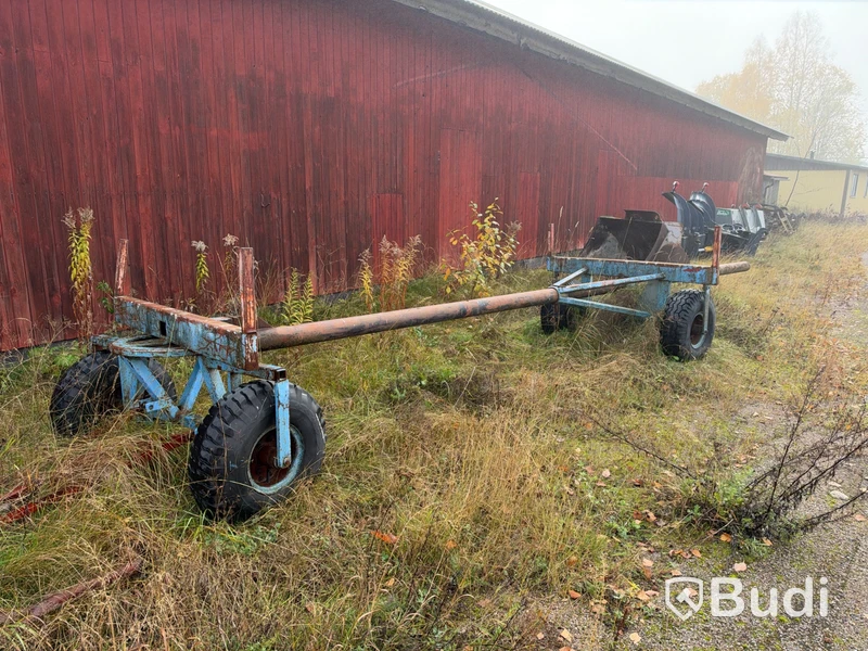 Adjustable materials trailer