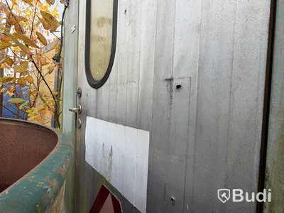 2 toilet cabins