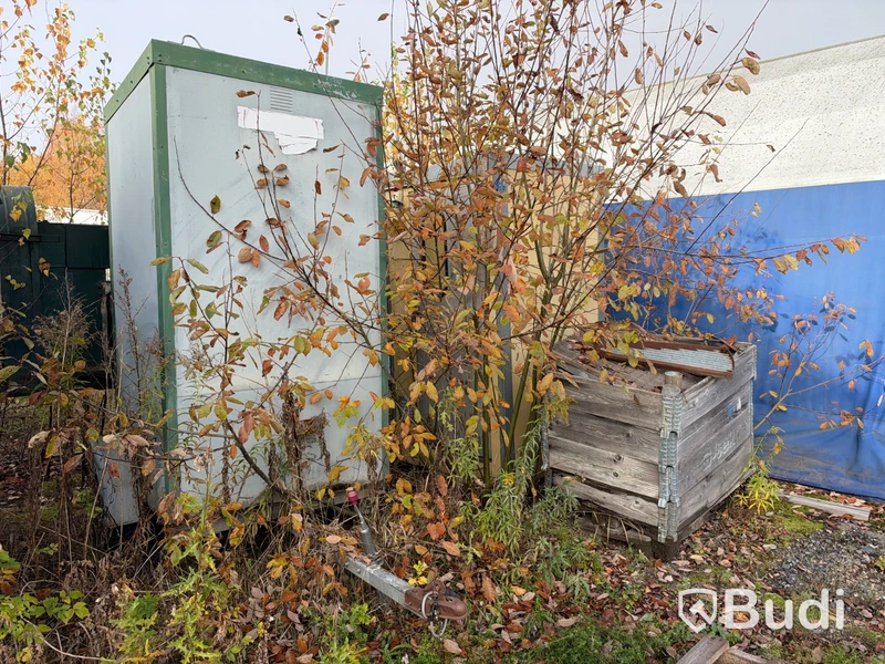 2 toilet cabins